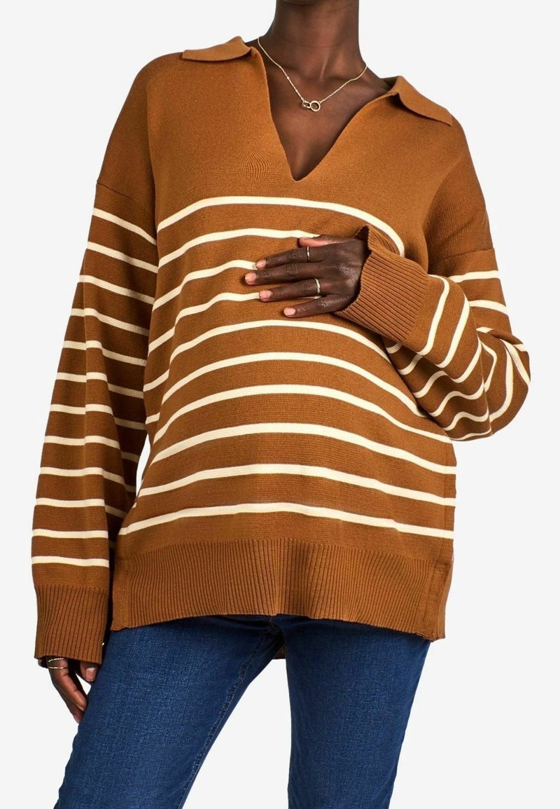 Maglione marrone ampio con strisce orizzontali bianche, colletto e orlo a coste. Texture a maglia morbida, design con spalle scese.