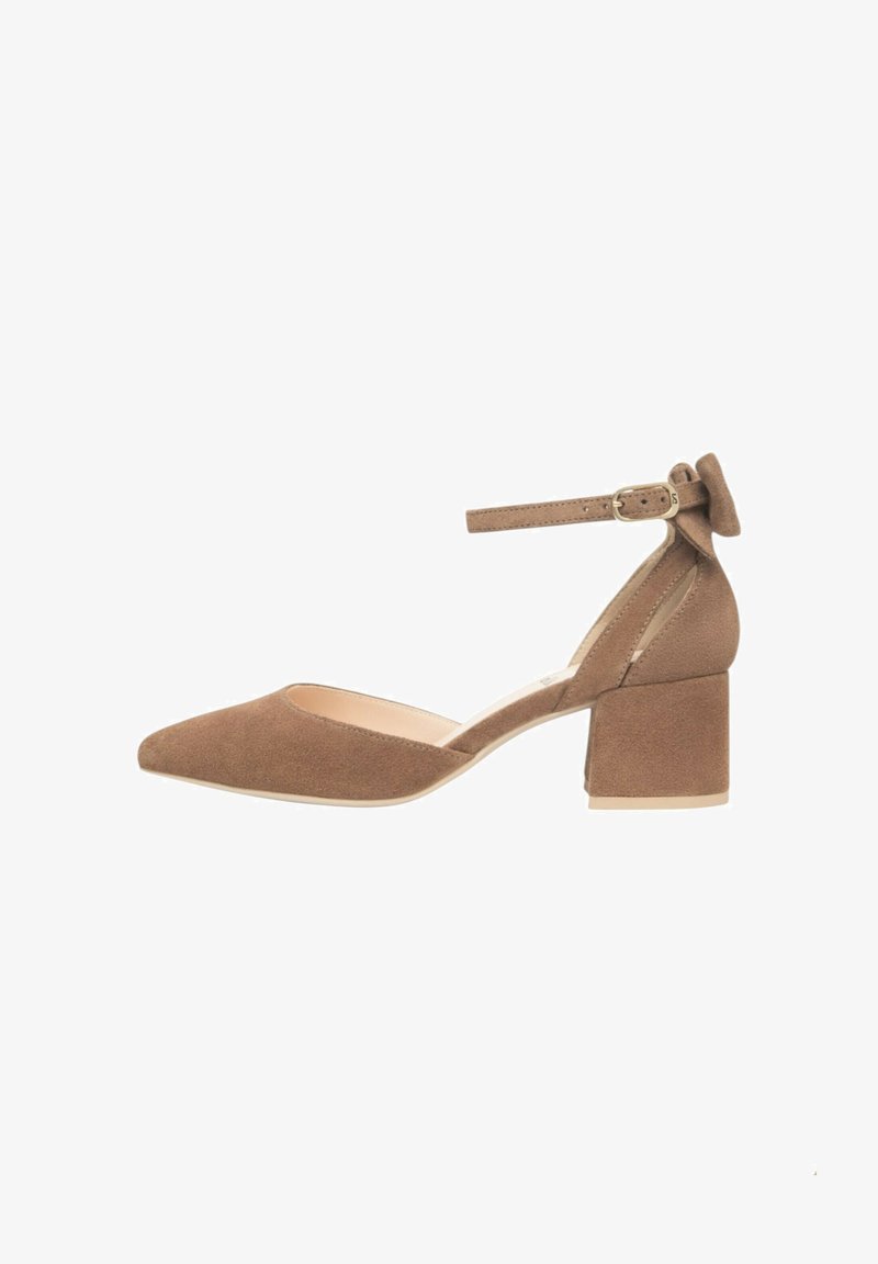 Chaussure femme en daim marron à talon bas carré avec bout pointu, bride à la cheville, boucle et nœud décoratif à l’arrière.