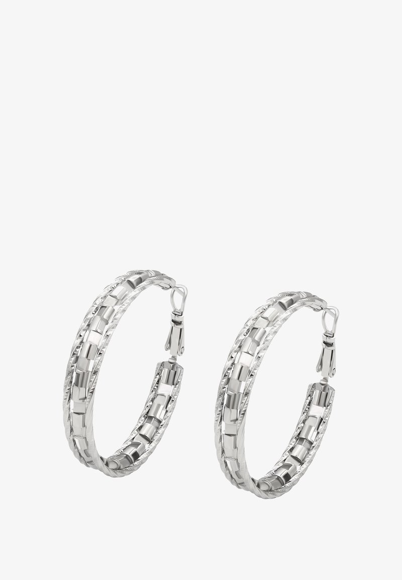 Pár strieborných kruhových náušníc s textúrovaným vzorom a závitovými uzávermi na bielom pozadí.