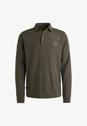 Polo a maniche lunghe verde oliva con colletto, pattina con due bottoni e toppe strutturate su petto e maniche. Tessuto morbido, polsini a costine.