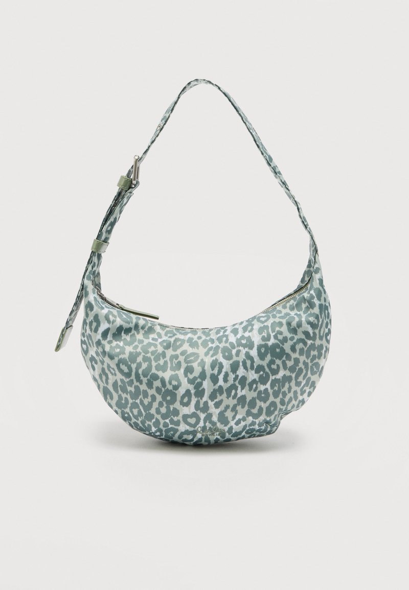 Μικρή τσάντα ώμου με ρυθμιζόμενο ιμάντα, σε ανοιχτό πράσινο χρώμα με λευκό σχέδιο λεοπάρ και κλείσιμο με φερμουάρ στην κορυφή.