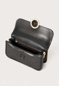 Zwarte leren portemonnee met een gegraveerd krokodillenpatroon. Voorzien van gouden hardware en een ronde sluiting. Het interieur bevat een ritsvak en kaartsleuven.