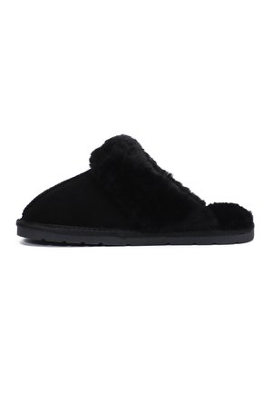 Zwarte schuifslippers met een zachte bont bovenkant en een suède buitenkant. Voorzien van een platte rubberen zool en een open teen ontwerp voor comfort.