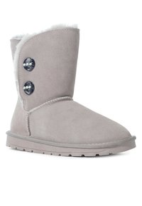Stivale alla caviglia in suede grigio con punta rotonda, fodera morbida e due bottoni decorativi sul lato con superficie texturizzata.