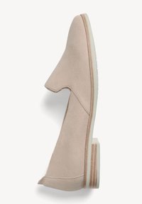 Chaussure beige à enfiler avec une texture en daim lisse, bout arrondi et petit talon, dotée d'un accent en bois rayé et d'une semelle en caoutchouc blanche.