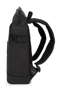 Czarny, smukły, pionowy plecak z wyściełanymi ramiączkami, boczną klamrą i zakrzywioną, ergonomiczną tylną panelem zaprojektowanym dla komfortu i wsparcia.