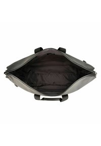 Czarna torba typu duffel, z zamkiem błyskawicznym, przestronne wnętrze wyłożone ciemną tkaniną, podwójne uchwyty do noszenia, gładka faktura, minimalistyczny design.