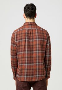 Wrangler LONG SLEEVE FOR REGULAR FIT - Camisa - fired brick
