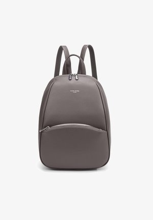 Sac à dos en cuir gris au design arrondi, avec un compartiment principal zippé et une poche avant. Il dispose de bretelles réglables et d'un logo discret.