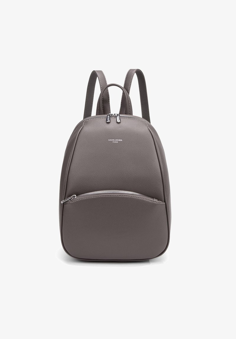 Zaino in pelle grigia con un design arrotondato, scomparto principale con zip e tasca frontale. Presenta spallacci regolabili e una marca discreta.