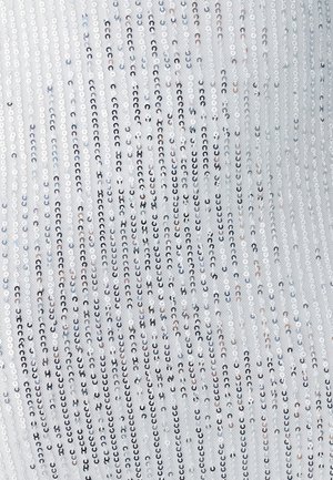 Tissu en sequins argentés avec des sequins ronds dans des nuances d'argent, de rose et de noir, disposés en lignes verticales sur un fond texturé.