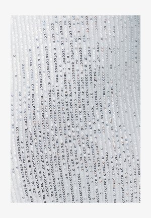 Tissu en sequins argentés avec des sequins ronds dans des nuances d'argent, de rose et de noir, disposés en lignes verticales sur un fond texturé.