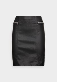 Jupe mini noire ajustée faite d'un matériau lisse et brillant, avec deux poches zippées en métal argenté sur le devant pour plus de détails.