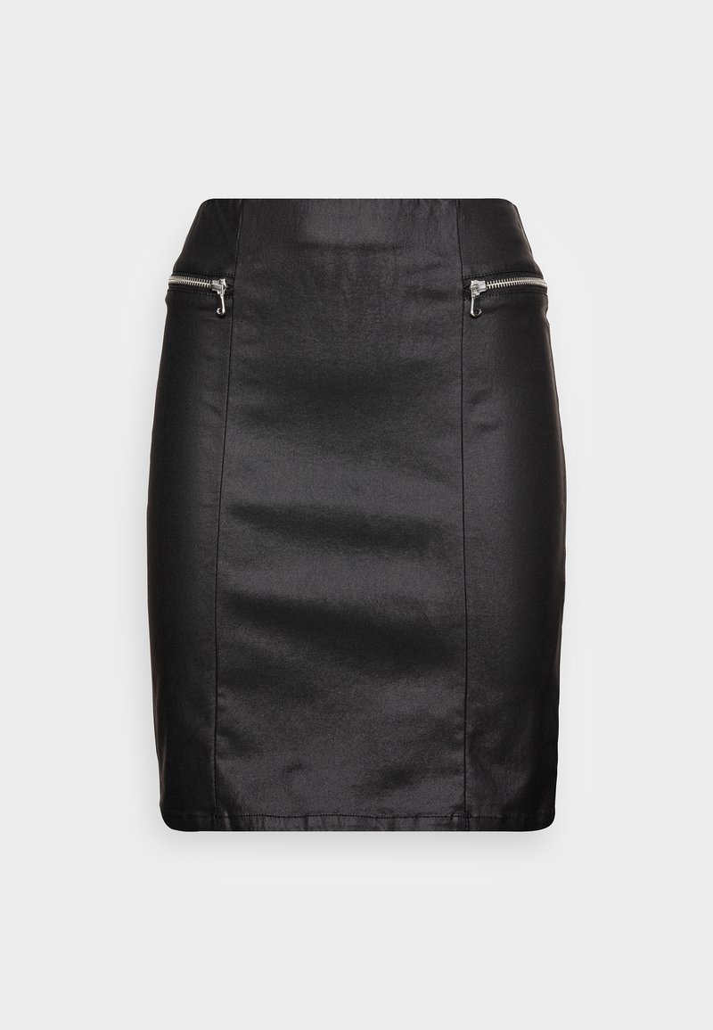 Jupe mini noire ajustée faite d'un matériau lisse et brillant, avec deux poches zippées en métal argenté sur le devant pour plus de détails.