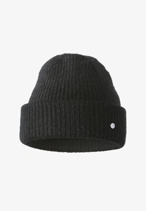 Crna pletena kapa s rebrastom teksturom i preklopnim rubom, s malim metalnim logotipom s strane.