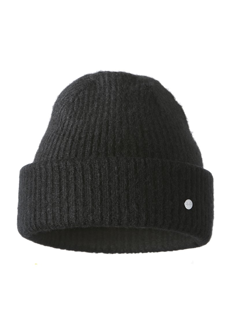 Černá pletená čepice s ribbovanou texturou a přehnutým lemem, s malým kovovým logem na boku.