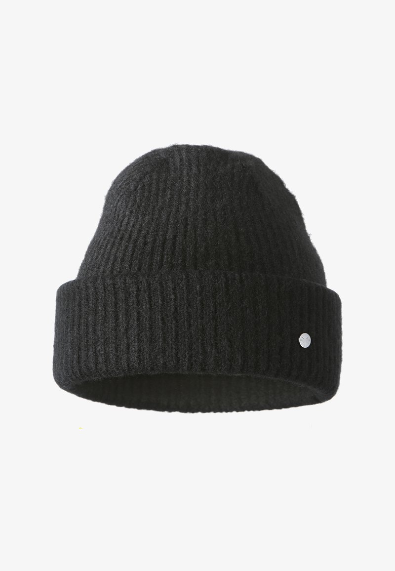 Černá pletená čepice s ribbovanou texturou a přehnutým lemem, s malým kovovým logem na boku.