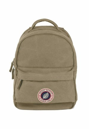 Sac à dos en toile kaki avec une forme arrondie, poche zippée à l'avant et un patch logo circulaire. Il dispose de doubles poignées supérieures et d'un tissu texturé.