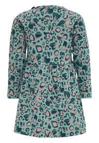 Långärmad klänning i teal tyg med ett mönster av rosa och mörkgrön leopard, med en figursydd bodice och utsvängd kjol.