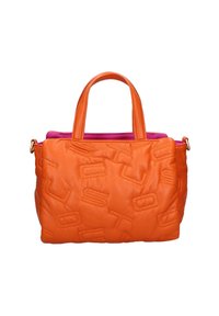Sac à main en cuir orange avec poignées supérieures, lettres embossées à l'extérieur, et une doublure intérieure rose visible à l'ouverture.