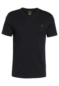 Černé úzké tričko s krátkým rukávem ve tvaru V s malým červeným logem hráče polo Ralph Lauren na levé straně hrudi.