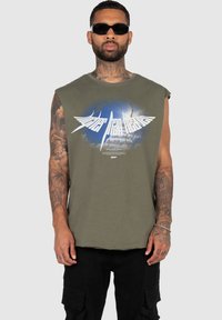 MJ Gonzales HIGHER THAN HEAVEN V.4 SLEEVELESS TEE - Felső - olive