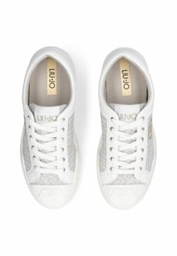 Baskets blanches avec un bout en cuir lisse, un design à lacets et des accents gris à motif sur les côtés. Comprend des détails de logo doré sur la languette.