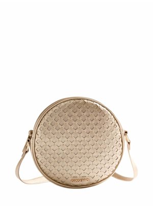 Borsa a tracolla rotonda in pelle beige con motivo intrecciato, piccoli borchietti dorati, tracolla regolabile e nome del marchio "Gioseppo" impresso sul davanti.
