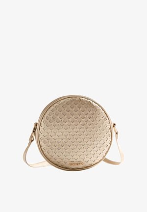 Sac bandoulière rond en cuir beige avec motif tissé, petits clous dorés, sangle réglable et nom de la marque "Gioseppo" embossé à l'avant.