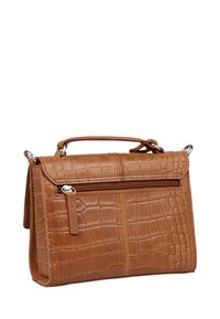 Borsa a mano in pelle marrone con texture a coccodrillo, forma rettangolare, manico superiore e tasca frontale con zip. Sono visibili dettagli in metallo argentato.