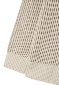 Gebreide trui in beige met afwisselende ribbelstructuur. Heeft een ronde zoom en zachte stof, met gedetailleerde stiksels door het gehele ontwerp.