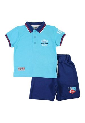 Polo bleu clair avec col et bordure bleu marine associé à un short bleu marine avec "1908" et logos de la marque.