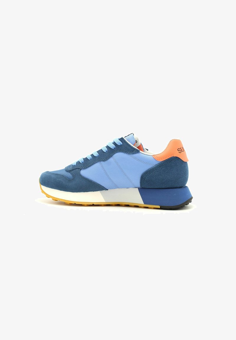 Blau und hellblaue Sneaker aus Wildleder und Textil, mit einer gepolsterten Sohle, kontrastierendem orangefarbenem Fersenstück und hellblauen Schnürsenkeln.