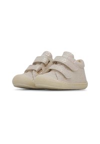 Lichtbeige peuterschoenen met een gestructureerde bovenkant, twee klittenbandsluitingen en een flexibele rubberen zool voor grip en comfort.