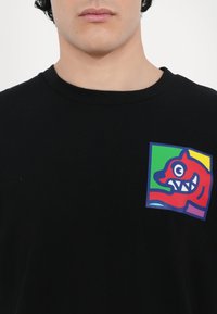 Icecream POP ART RUNNING DOG - Camiseta estampada - black