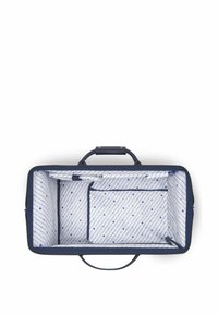 Sac rectangulaire bleu marine avec un intérieur blanc à motifs. Dispose de deux poignées et de poches intérieures pour une organisation optimale. Fermeture éclair.