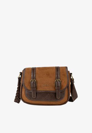 Bolso de hombro de ante marrón con detalles en marrón oscuro, correa trenzada y dos hebillas delanteras. Presenta un logo en la parte frontal y costuras detalladas.