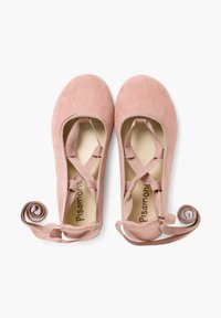 Różowe zamszowe baletki z krzyżującymi się satynowymi paskami, otwartym wzorem na podbiciu, miękką podszewką i zwiniętym końcem wstążki.