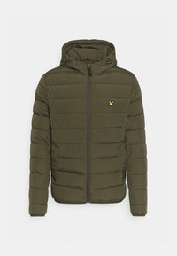 Doudoune vert olive avec capuche, fermeture éclair, design matelassé et un petit logo jaune sur la poitrine. Texture douce et style pratique.
