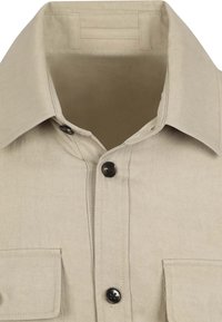 Beige overhemd met knopen, voorzien van een gestructureerde kraag, twee borstzakken, zwarte knopen en een soepele textuur. Geschikt voor casual of semi-formele gelegenheden.