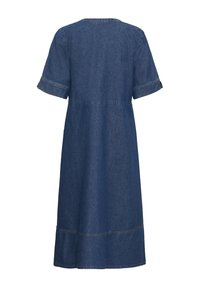 Blauwe spijker midi-jurk met korte mouwen en gestikte zoom, gezien van achteren.