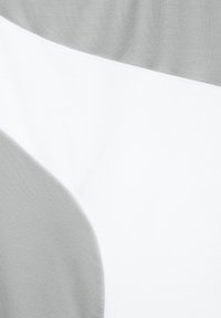 Grått och vitt tyg med en mjuk textur, med ett diagonalt mönster. Färgblocken är väldefinierade och kontrasterar i utseende.