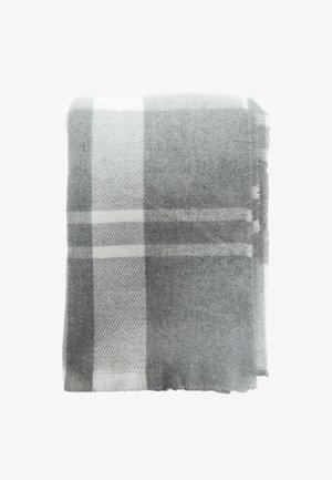 Grå och vit rutigt filt, tillverkat av mjukt tyg. Har ett rutig mönster med fransade kanter och en slät textur.