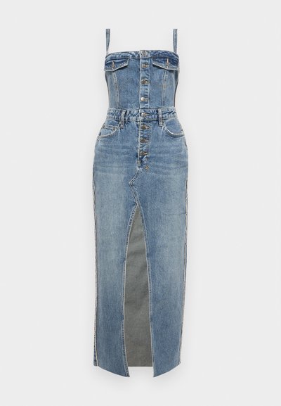 Denimkjole med tettsittende overdeler, justerbare stropper, knappefront og en høy sideslitt. Lys blå farge med subtil falming.
