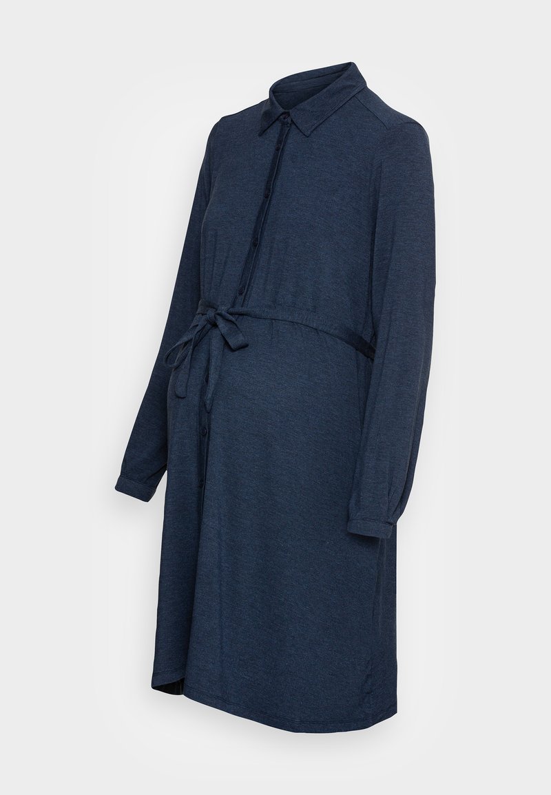 Vestido azul escuro de manga longa com gola, fecho frontal em botões e cintura ajustável com laço. Feito de um tecido suave e texturizado.