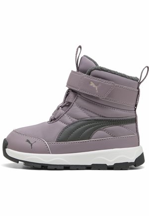Bottes imperméables violettes avec des accents noirs, dotées d'un col rembourré, d'une sangle réglable et d'une semelle en caoutchouc pour une meilleure adhérence.