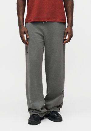 ULTRAS LOGO PANTS - Παντελόνι φόρμας - smoke grey