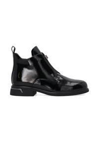 Černé lakované kožené kotníkové boty s elegantním designem, elastickými bočními panely, očkem na patě a nízkým blokovým podpatkem.