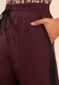 Love & Roses SIDE STRIPE DRAWSTRING - Auduma bikses - burgundy red