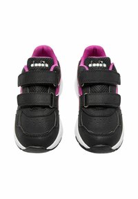 Sneakers neri con dettagli rosa, cinturini in velcro e suole bianche. Presentano una decorazione perforata sulla punta e un collare imbottito.